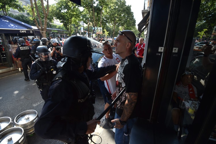 Nie wszyscy polscy kibice potrafili się zachować. Przepychanki na ulicach i stadionie w Marsylii