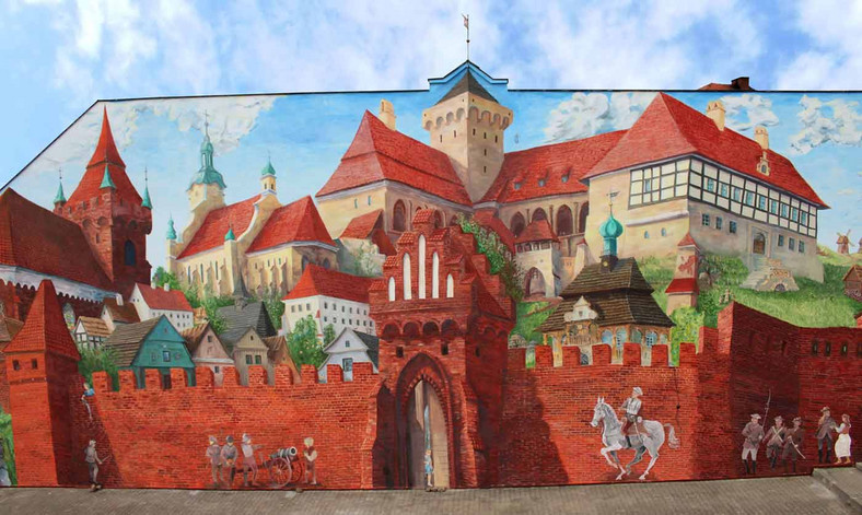 Barwny mural, jeden z największych w regionie, pokazuje Pyzdry w czasach, kiedy chętnie odwiedzali je władcy fot. UM w Pyzdrach