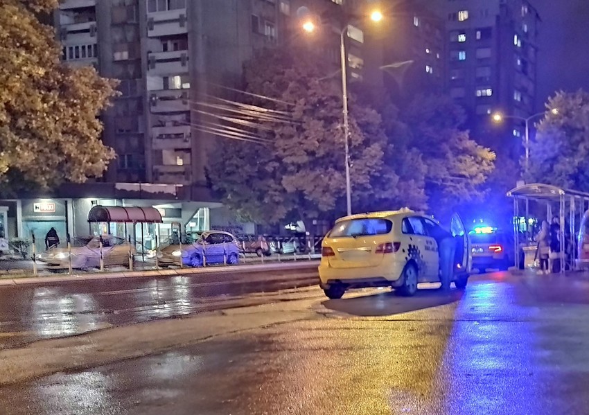 Policijski uvidjaj posle udesa u kojem je taksi oborio majku sa detetom 