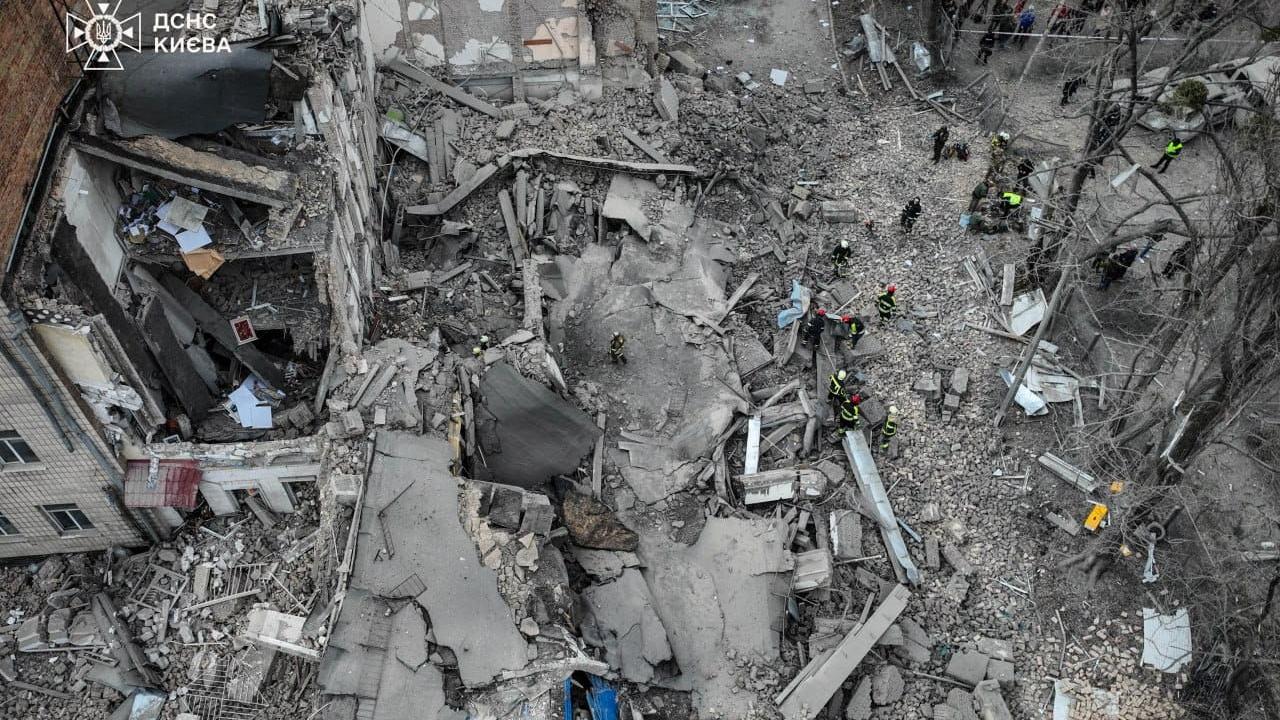 Zničená budova po ruskom raketovom útoku na Kyjev.