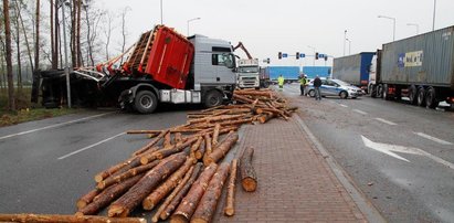 Drewno zablokowało drogę. Winna 70-latka