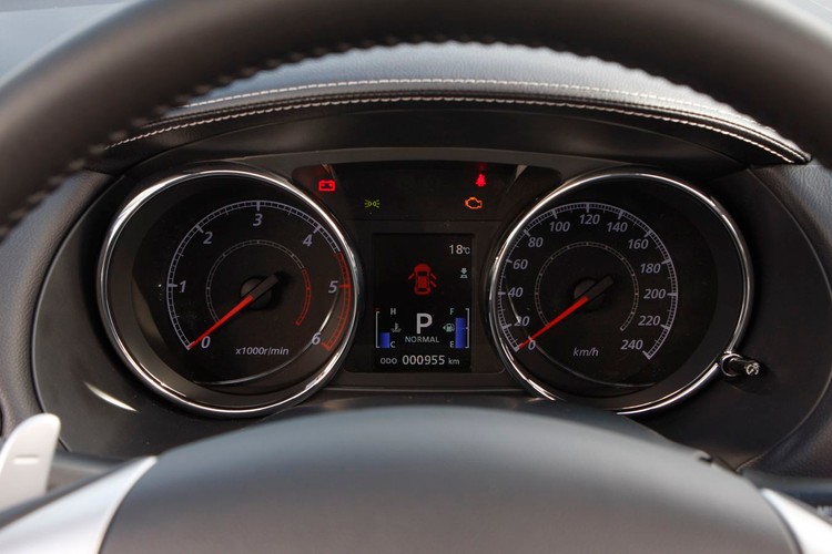 ...a tablica przyrządów wyświetla komunikaty na kolorowo