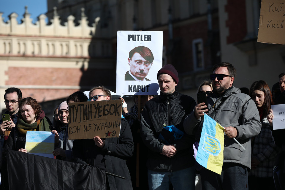 Kraków, Rynek Główny. Protest przeciwko inwazji Rosji na Ukrainę