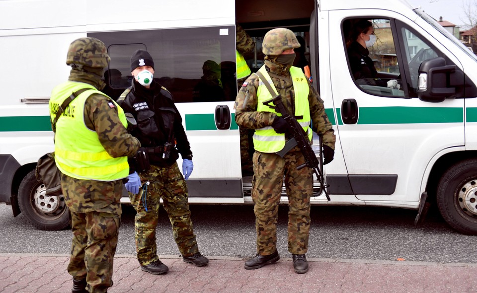 Żołnierze 12. Brygady Zmechanizowanej wraz z funkcjonariuszami policji i Straży Granicznej zabezpieczają w Krajniku Dolnym granicę z Niemcami.