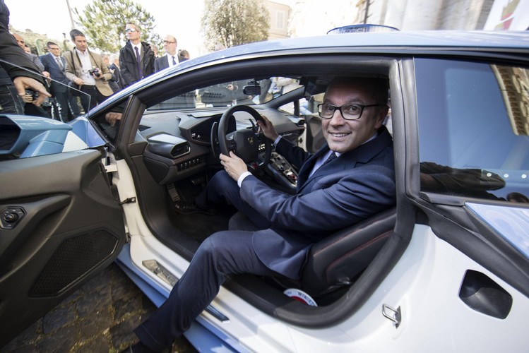 Prezes i dyrektor generalny Lamborghini Stefano Domenicali siedzi za kierownicą nowego policyjnego Lamborghini Huracan <br><br>  EPA / MASSIMO PERCOSSI Dostawca: PAP / EPA.