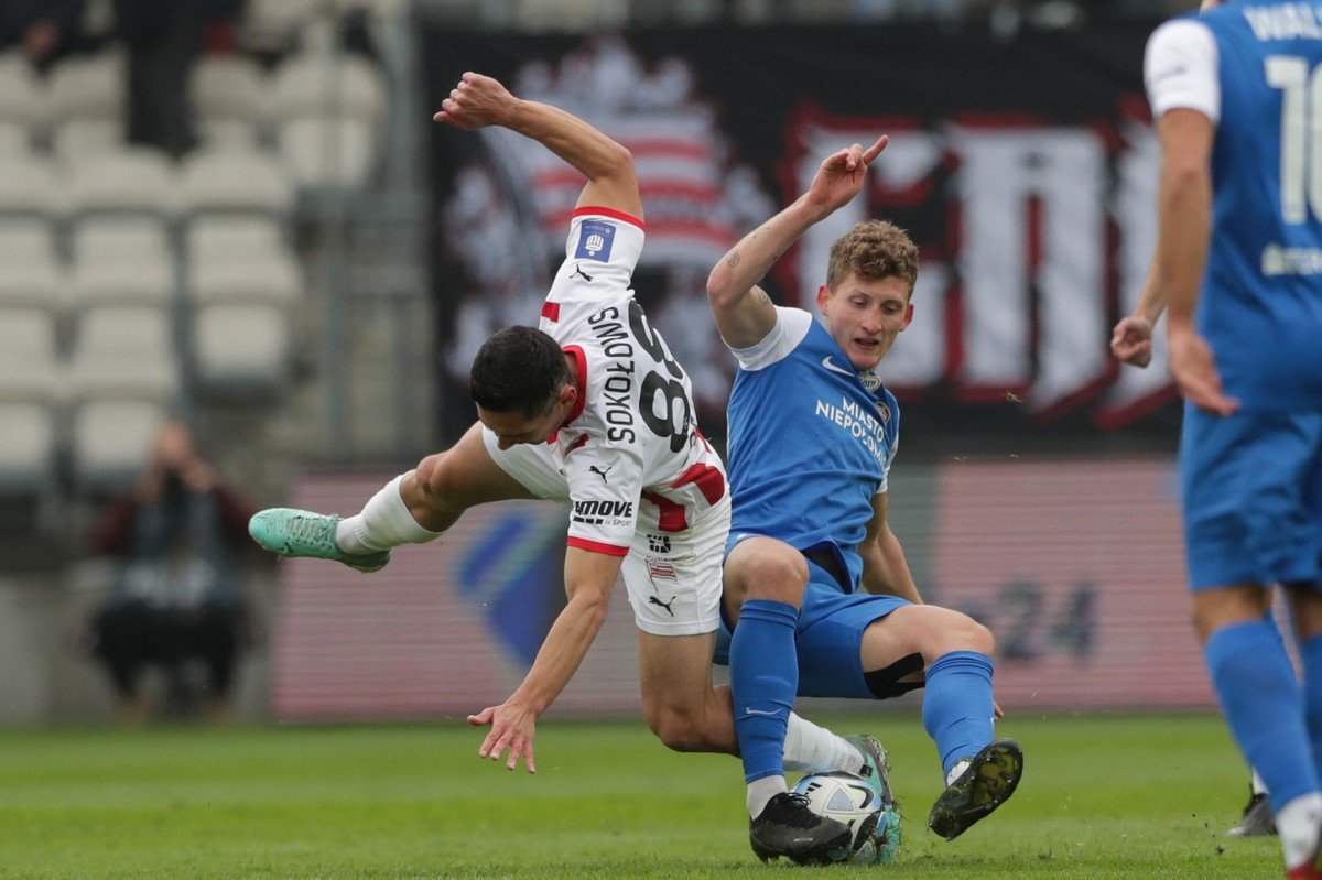 Zawodnik Cracovii Patryk Sokołowski (L) i Wojciech Hajda (P) z Puszczy Niepołomice podczas meczu 29. kolejki piłkarskiej Ekstraklasy
