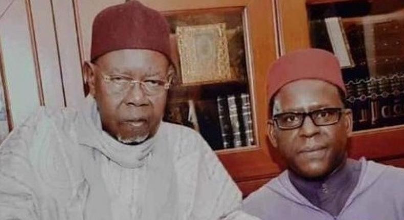 Serigne Abdou Aziz Sy (à droite) en compagnie de son père Serigne Moustapha Sy Djamil (à gauche)