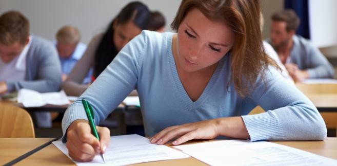 <b>Stypendia od fundacji i firm</b>
<br>
<br>
Prawo o szkolnictwie wyższym stwarza też możliwości fundowania stypendiów motywacyjnych przez organizacje pozarządowe, w tym fundacje, stowarzyszenia, a także firmy, osoby fizyczne lub prawne, niebędące państwowymi ani samorządowymi osobami prawnymi. 
<br>
<br>
Przyznawane są one studentom osiągającym wybitne wyniki w nauce lub wyróżniających się wskazanymi przez fundatora stypendium osiągnięciami.
<br>
<br>
Na przykład „Agrafka”, partnerski program Fundacji Agory i Akademii Rozwoju Filantropii w Polsce, przyznaje stypendia uczniom i studentom wybitnie utalentowanym, pochodzącym z niezamożnych rodzin i mieszkającym w małych miejscowościach. W tym roku stypendium wynosiło do 300 zł miesięcznie na osobę i mogło być przeznaczone na: opłacanie czesnego w szkole lub na uczelni, opłacanie kursów i zajęć pozalekcyjnych, zakup podręczników i pomocy naukowych oraz zakup materiałów do twórczości artystycznej.