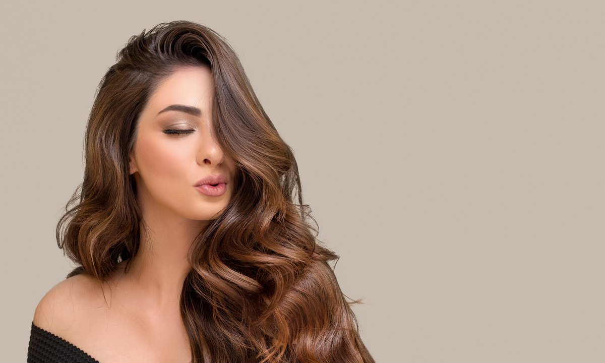 Ten szampon odbije włosy od nasady jak wałek. Dodaje obłędnej objętości i odświeża