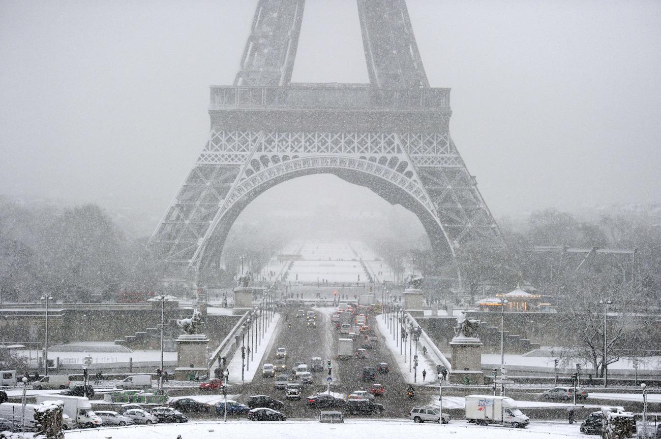 Климатические условия в разных частях страны франции. Франция Париж климат. Франция зимой. Зима в Париже. Эйфелева башня зимой.