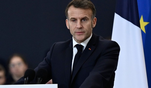 Emanuel Makron, crveno oko