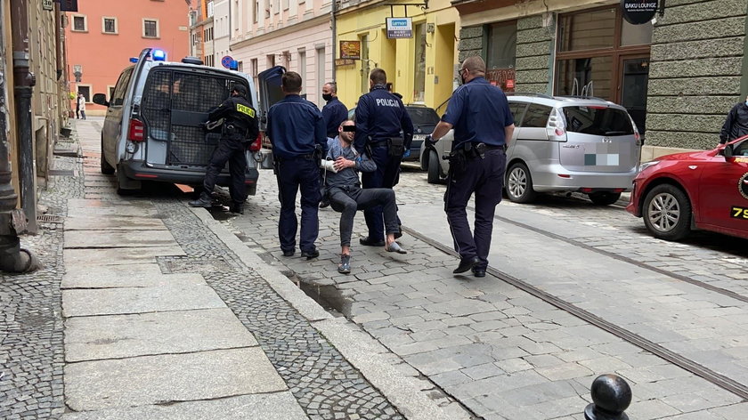 Tłukł klientów ręką w gipsie!