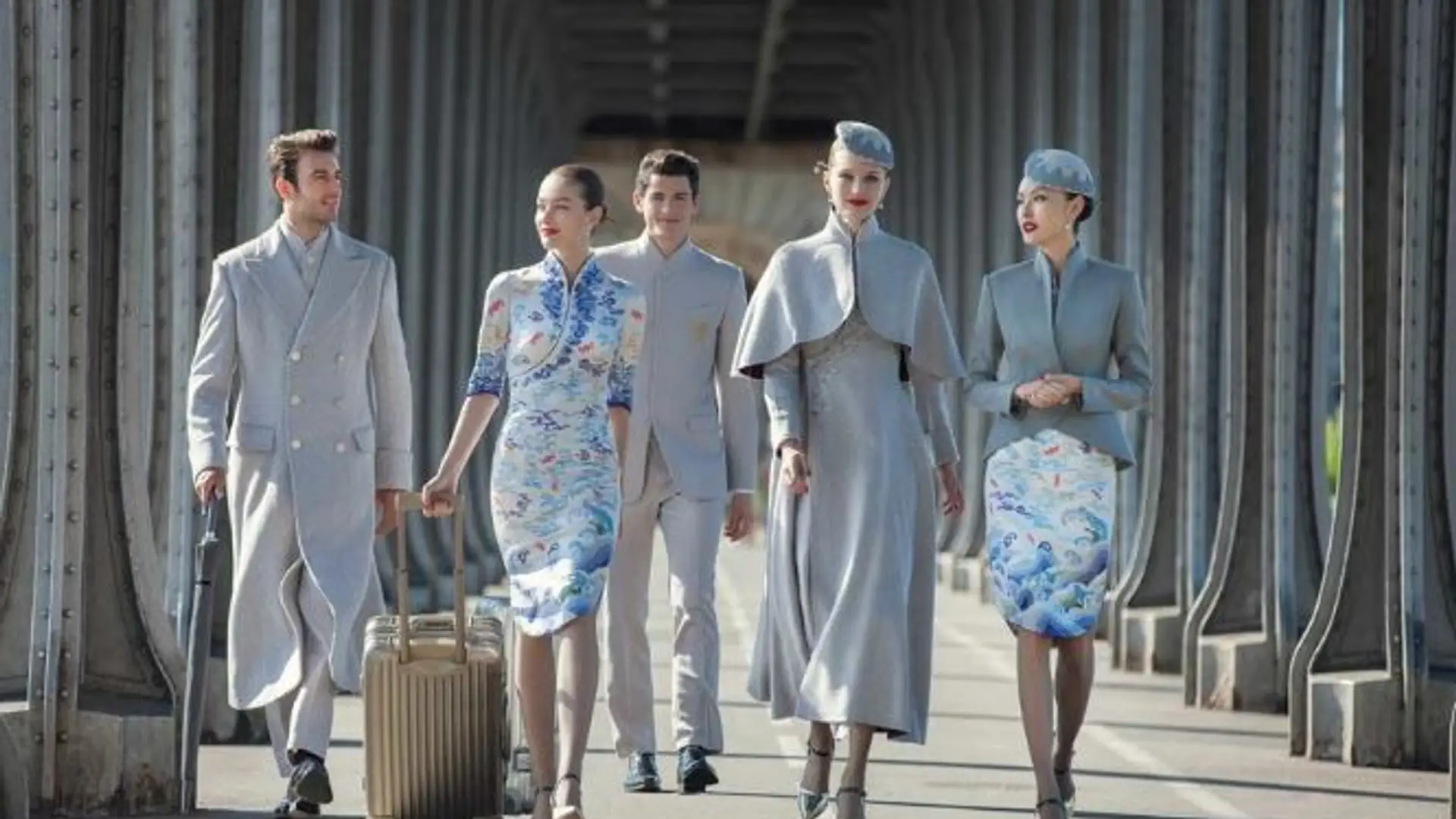 Inne linie lotnicze powinny czuć się zawstydzone. Zobacz stroje tych stewardess