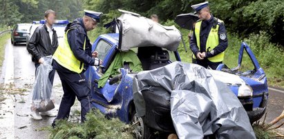 Śmierć na miejscu. Drzewo przewróciło się na auto!