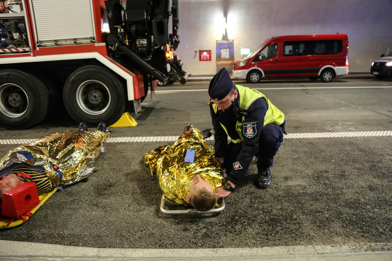 Ćwiczenia w tunelu drogi S7 na Zakopiance