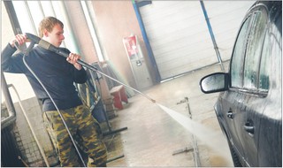 Miliony złotych z mycia aut - zobacz kto korzysta na boomie