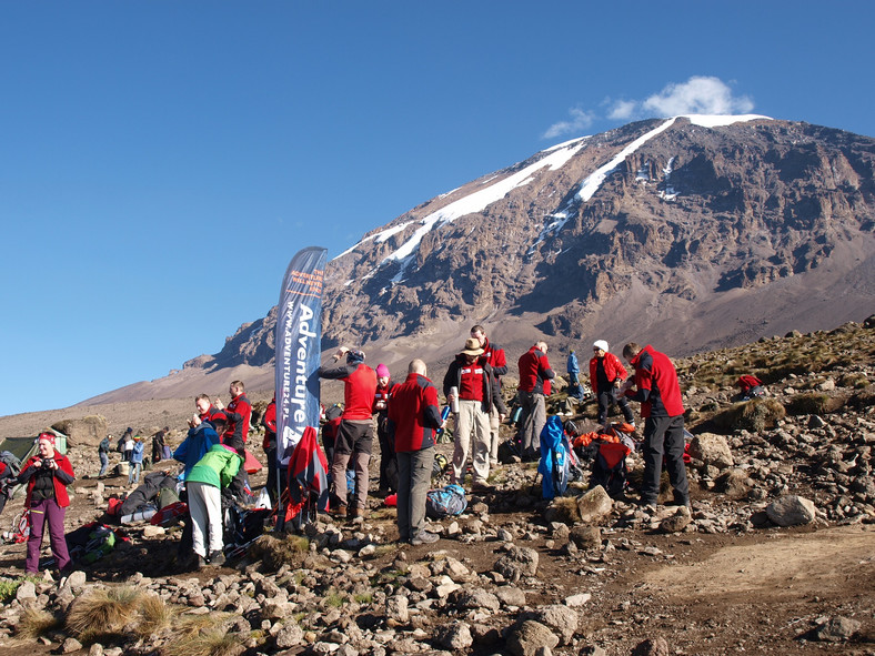 Wyjście do ostatniego obozu przed atakiem, w tle główny wierzchołek Kilimandżaro