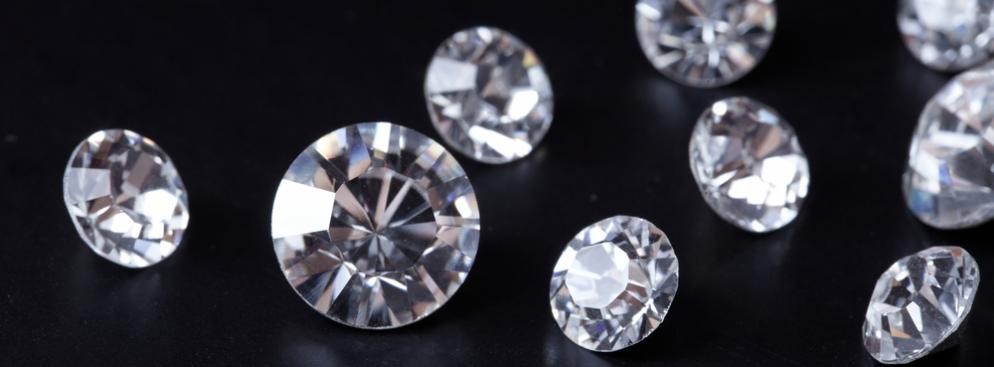 Jeden z najrzadszych minerałów, charakteryzujący się wyjątkową trwałością. Jest to najtwardsza substancja występująca w przyrodzie. Diamenty mają szeroki wachlarz zastosowań, od przemysłu po jubilerstwo. 
<br><br> Cena: do 217 932 zł  (65 000 dol.) za gram.