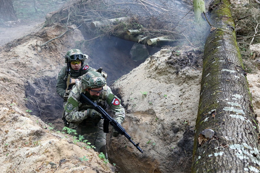 Żołnierze ukraińscy ćwiczą w obwodzie żytomierskim na północy Ukrainy, 23 kwietnia 2024 r.