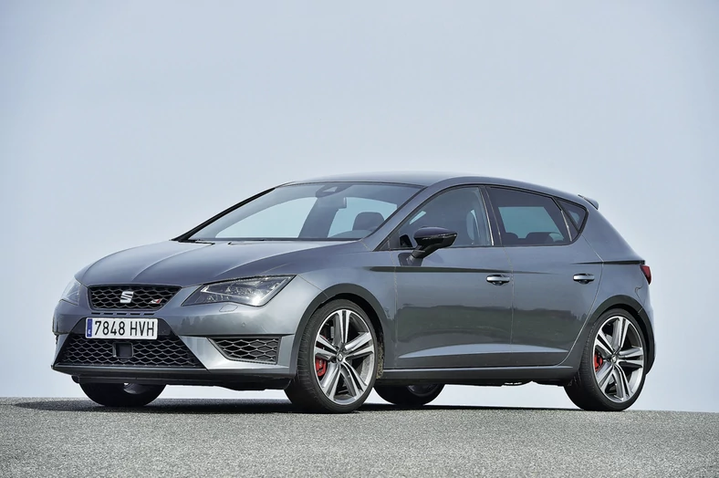 Seat Leon Cupra mimo przedniego napędu dotrzymuje kroku rywalom. Na torze wykręca niewiarygodne czasy!