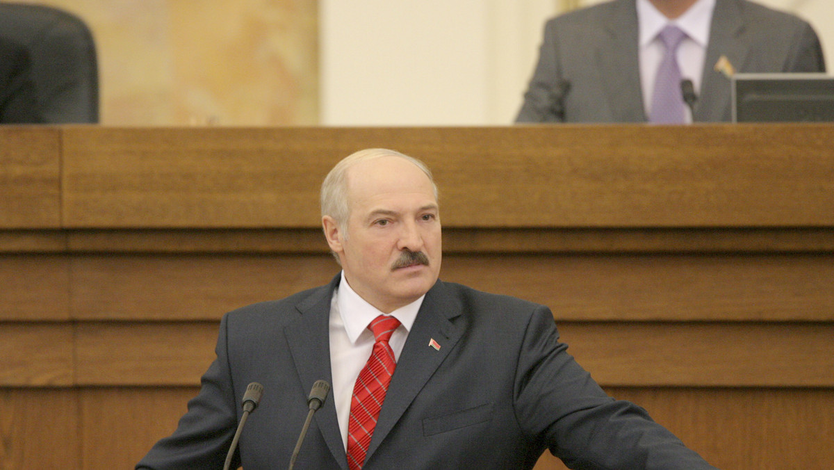 Prezydent Białorusi Alaksandr Łukaszenka zdymisjonował dzisiaj prezesa zarządu Narodowego Banku Białorusi (banku centralnego) Piotra Prakapowicza w związku z poważnym kryzysem finansowym w kraju - poinformowała służba prasowa kancelarii prezydenta.
