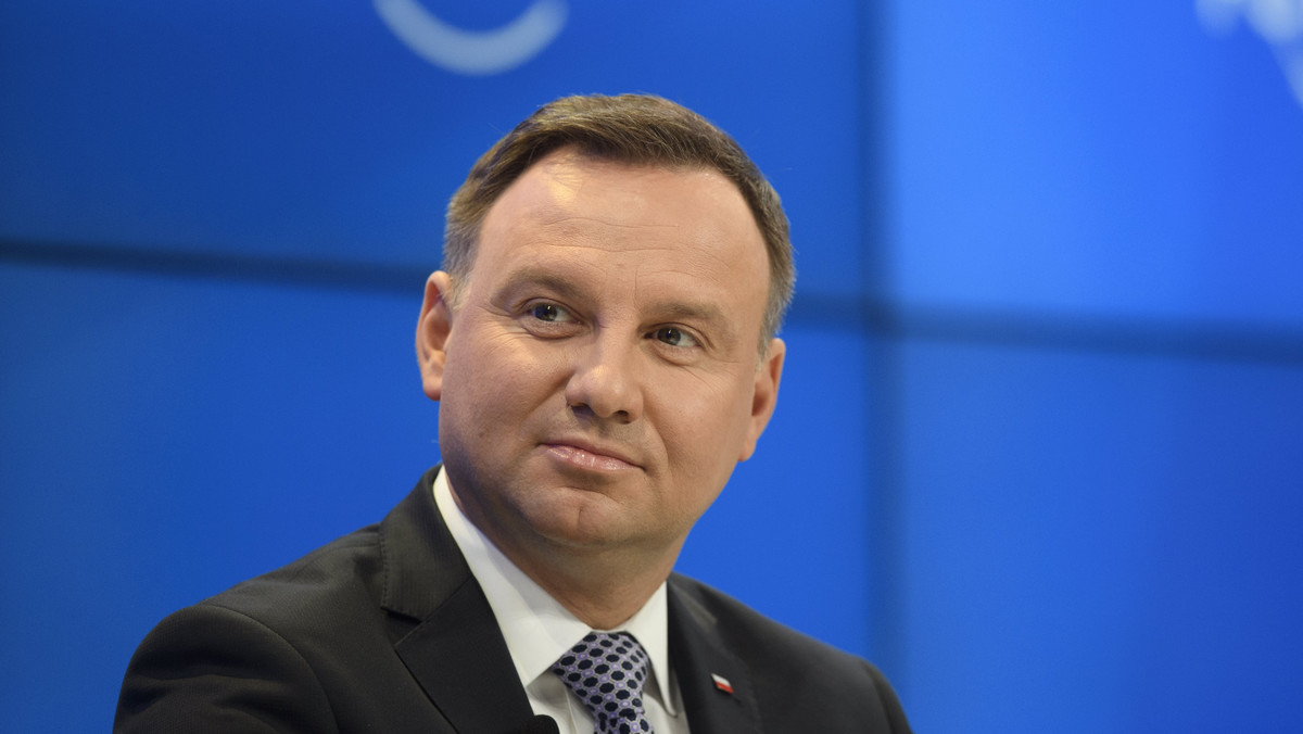 Prezydent Andrzej Duda rozpoczął wizytę w Davos, gdzie do czwartku będzie uczestniczył w 50. Światowym Forum Ekonomicznym. Prezydent uczestniczył w rozmowach na temat ochrony klimatu oraz wziął udział w panelu poświęcony Europie Środkowo-Wschodniej. Duda podkreślał, że Polska jest krajem, który dynamicznie się rozwija i w tym zakresie stanowi także przykład dla innych. 