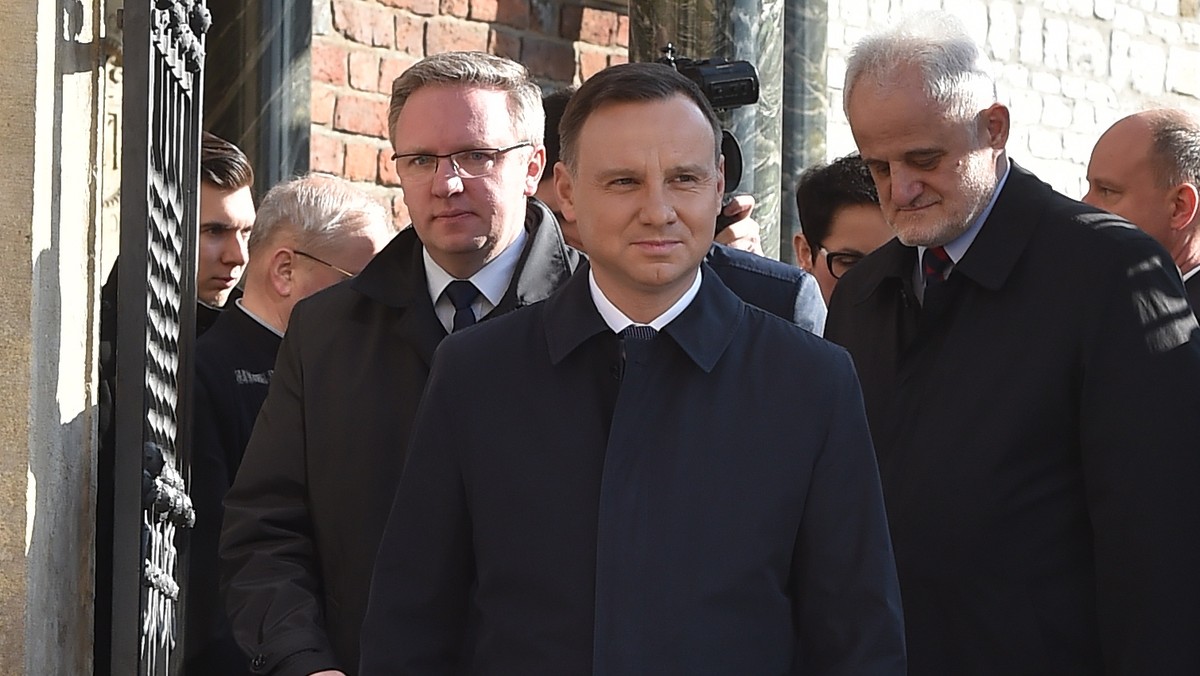 Prezydent Andrzej Duda dziś na krakowskim cmentarzu Rakowickim złożył kwiaty i modlił się przy grobach ofiar katastrofy smoleńskiej sprzed siedmiu lat. Na cmentarzu Rakowickim pochowanych jest pięć ofiar katastrofy.