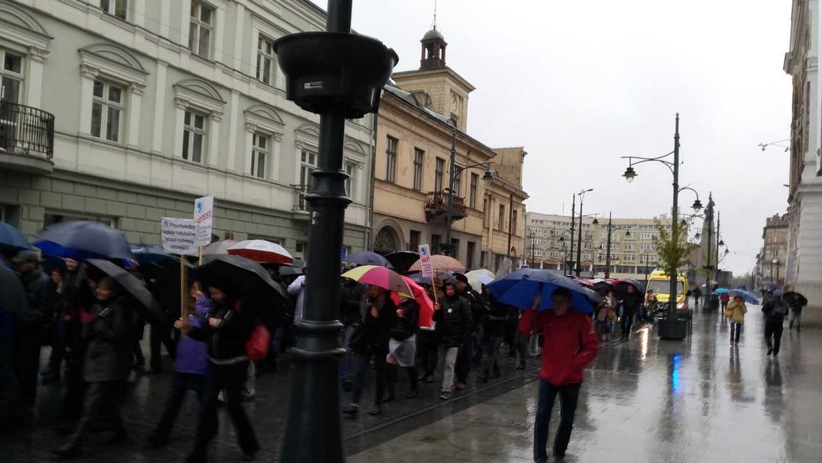 Choć nad Łodzią przechodzi wichura, młodzi lekarze, popierający ich protest starsi koledzy oraz przedstawiciele innych zawodów medycznych i pacjenci dziś przemaszerowali przez centrum miasta. Wśród transparentów wyróżniały się te z napisem: "Za zdrowie nasze i wasze" oraz "6,8 procent - na zdrowie!".