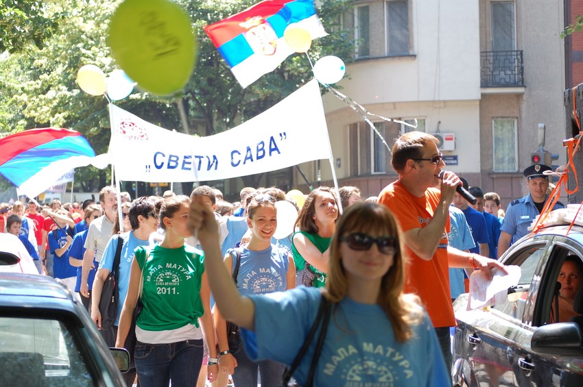 Defile malih maturanata ulicama Vračara predvodio je inspektor Blaža