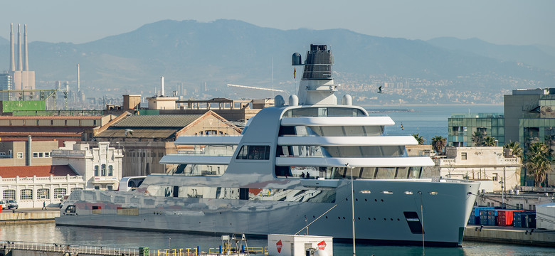 Jacht Abramowicza "ucieka" z portu w Barcelonie. To efekt kolejnych sankcji