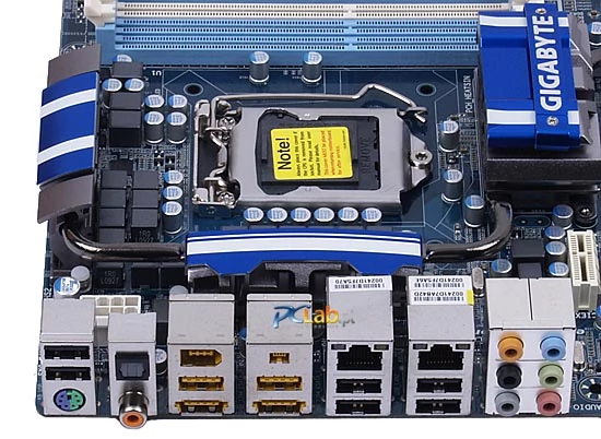 Panel wyjściowy jest bogaty we wszelkie wejścia. Osiem gniazd USB i dwa eSATA/USB