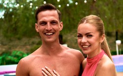 "Love Island. Wyspa Miłości". Co go odrzuca u dziewczyn i "smakowanie" nieznajomego [FOTO]