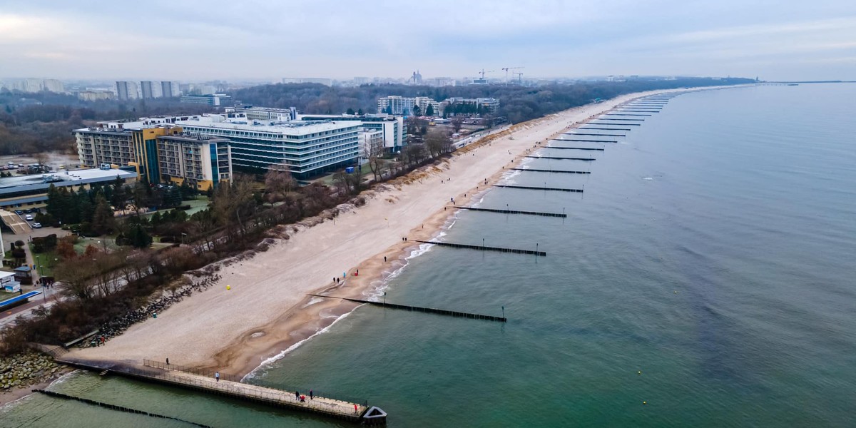 Promenada w Kołobrzegu biegnie tuż przy morzu