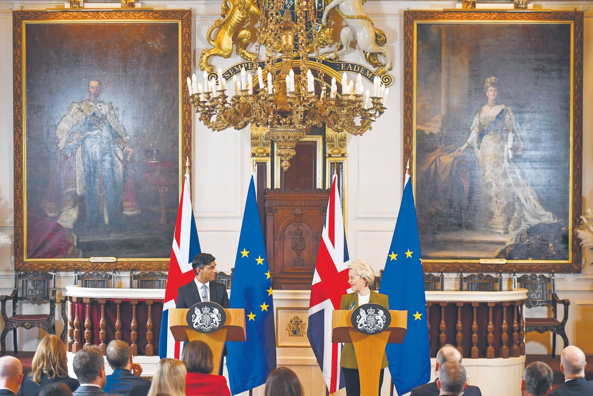 Brytyjski premier Rishi Sunak i szefowa KE Ursula von der Leyen podczas konferencji w Windsorze.