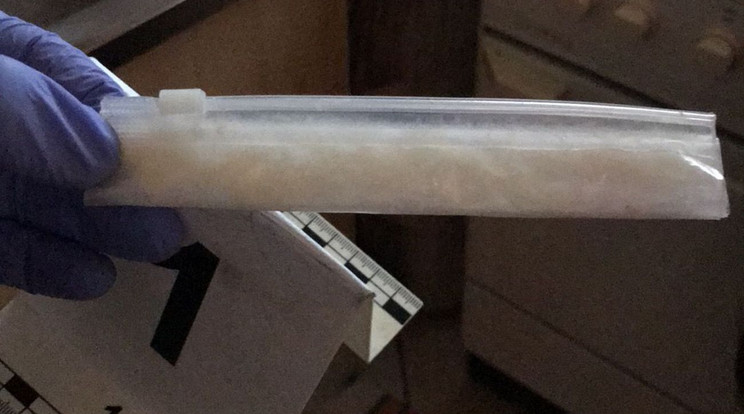 Fehér színű kábítószergyanús anyagot találtak egy salgótarjáni ház hűtőszekrényében Fotó: Police.hu