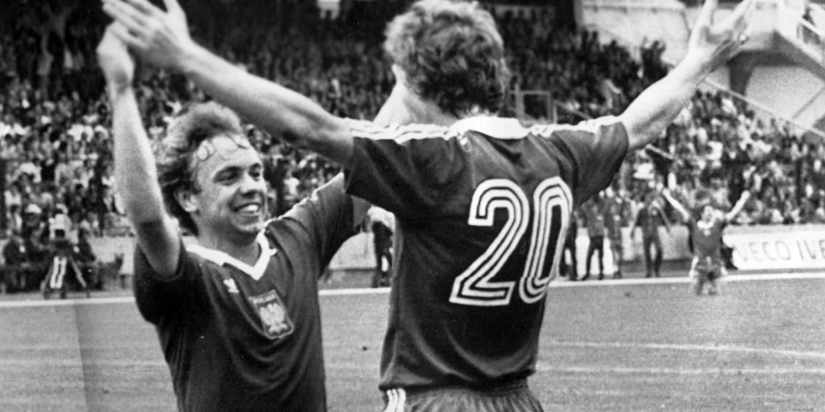 Wielka radość wielkich piłkarzy. Andrzej Buncol i Zbigniew Boniek po zdobyciu przez tego pierwszego go,a w meczu z Peru (5:1) na MŚ w Hiszpanii w 1982 roku.