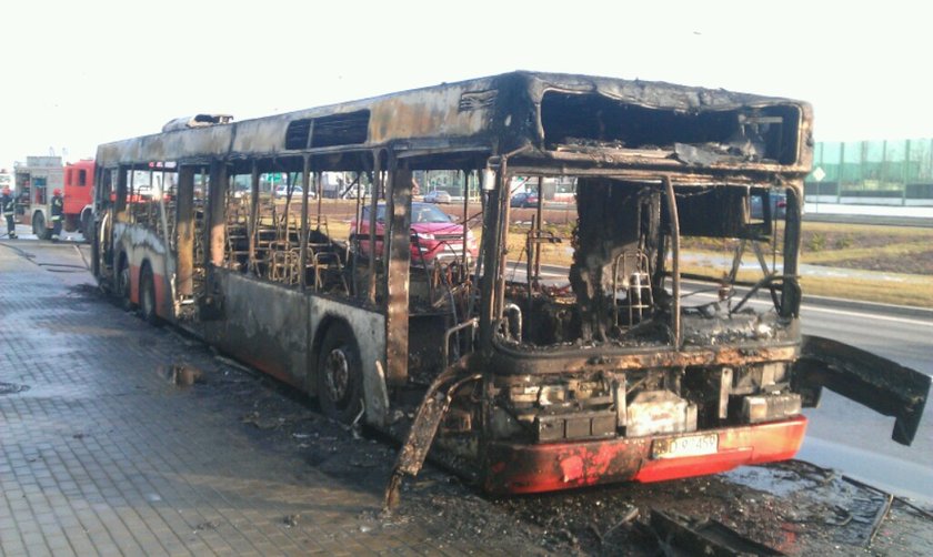 Wrak autobusu po pożarze na ul. Kartuskiej