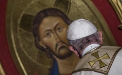 Wypadek z udziałem policjanta z eskorty papieża. Samochód wjechał w motor