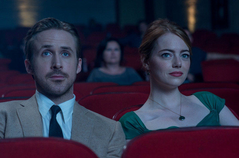 La La Land, reż. Damien Chazelle, polska premiera: 20 stycznia 2017 Mia jest początkującą aktorką, która w oczekiwaniu na szansę pracuje jako kelnerka. Sebastian to muzyk jazzowy, który zamiast nagrywać płyty, gra do kotleta w podrzędnej knajpce. Gdy drogi tych dwojga przetną się, połączy ich wspólne pragnienie, by zacząć wreszcie robić to co kochają. Miłość dodaje im sił, ale gdy kariery zaczynają się wreszcie układać, coraz mniej jest czasu i sił dla siebie nawzajem. Czy uda im się ocalić uczucie, nie rezygnując z marzeń? [opis dystrybutora kino]