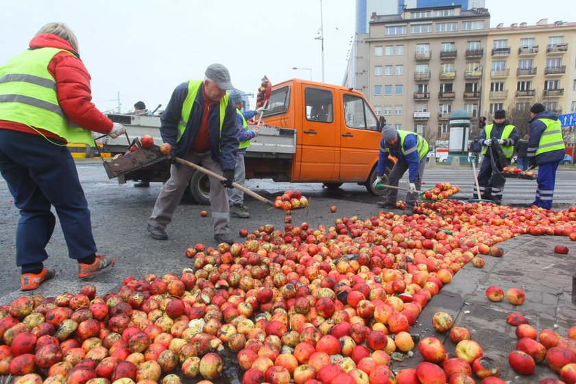 Plac Zawiszy sprzątanie.