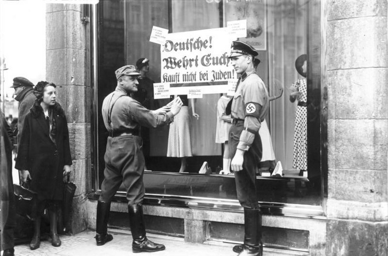 Naziści ogłaszają bojkot żydowskich sklepów w Niemczech, 1 kwietnia 1933 r.
