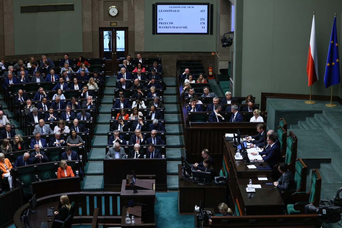Posłowie na sali plenarnej Sejmu w Warszawie