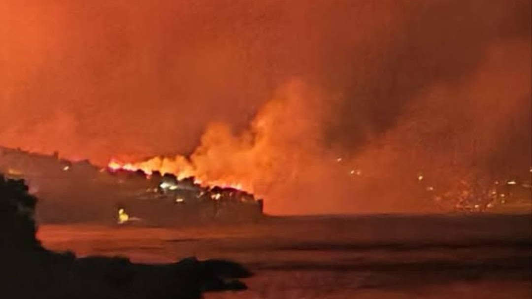 Chorvátsku obec Lokva Rogoznica južne od Splitu zasiahol lesný požiar. 