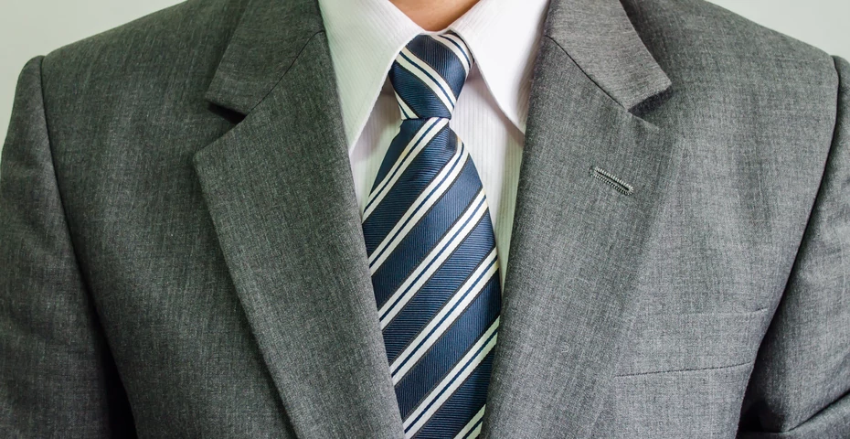 Jaki krawat do szarego garnituru? Pomagamy dobrać odpowiedni!