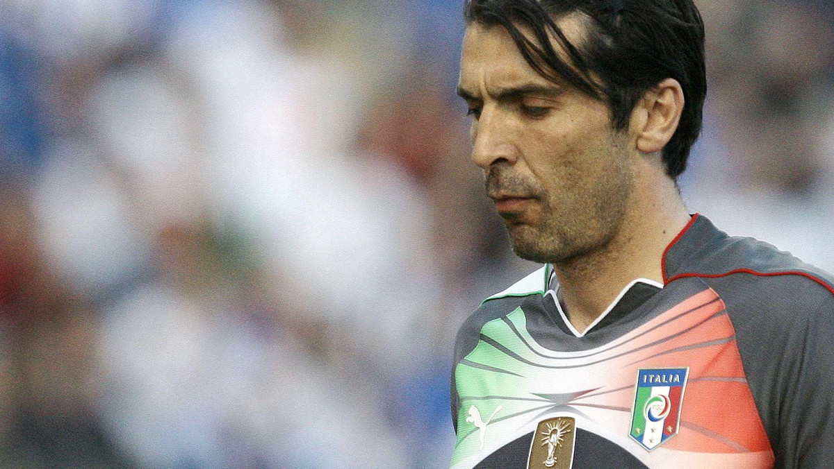 Gianluigi Buffon, golkiper Juventusu Turyn i reprezentacji Włoch, jest łączony z przenosinami do Manchesteru United w przyszłym sezonie - donoszą angielskie media.