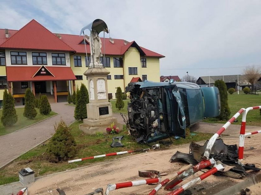 O włos od tragedii. Rozpędzone auto zatrzymało się przed figurą Matki Boskiej