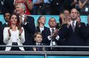 Kate Middleton na stadionie Wembley podczas meczu Anglia-Włochy (na zdjęciu z księciem Williamem i księciem Georgem)
