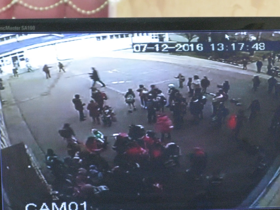 Deca prestrašnea pobegla pred psom