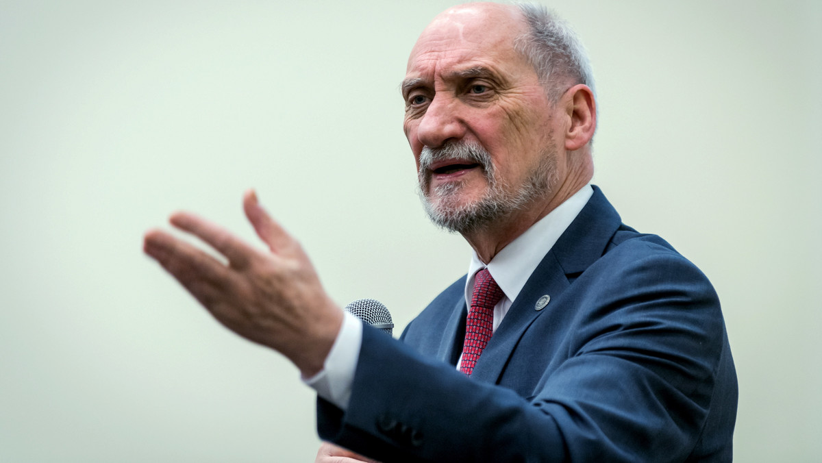 Korzystanie przez urzędników resortu obrony z kart kredytowych pozwala sprawdzić, czy ich wydatki były uzasadnione - powiedział dziś b. szef MON Antoni Macierewicz. Podkreślił, że środki były przeznaczane m.in. na realizację "szeregu obowiązków dyplomatycznych".