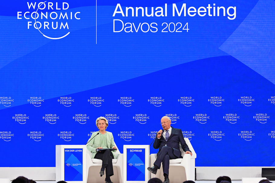 Od lewej: Ursula von der Leyen, przewodnicząca Komisji Europejskiej, i Klaus Schwab, prezes Światowego Forum Ekonomicznego w Davos.